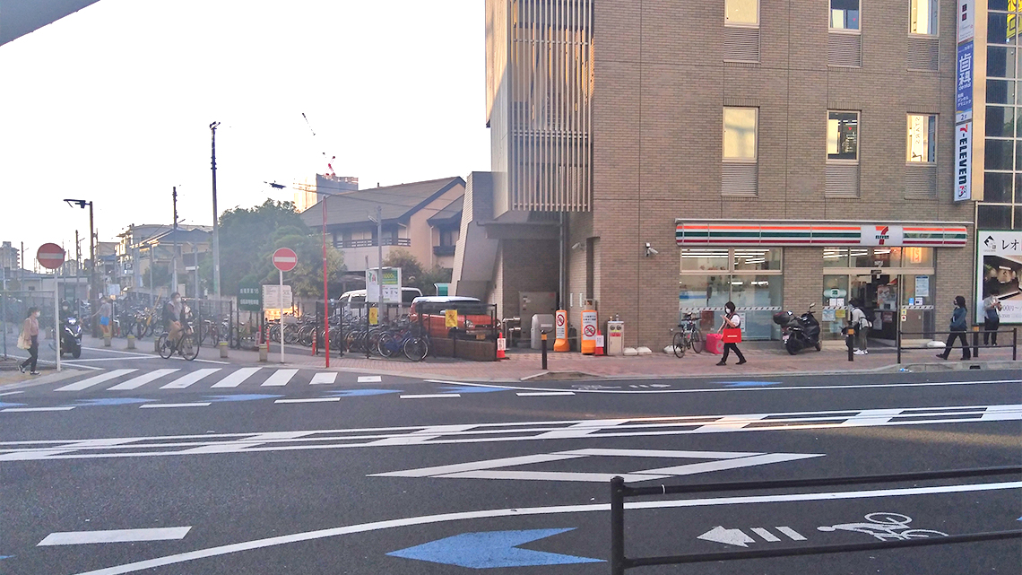 2.大きい道路に出たら、セブンイレブン船橋本町店様の方に渡ります。