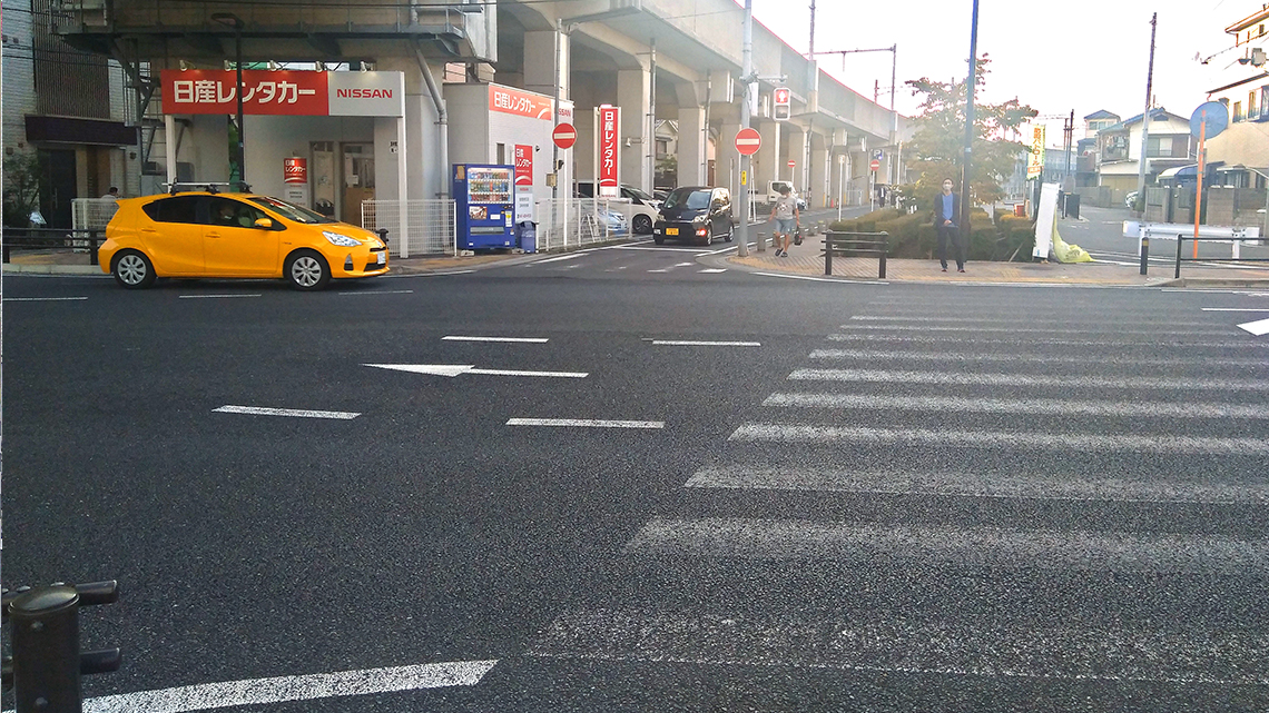5.福太郎様を越えると道路の向こう側に日産レンタカー様が見えるので、横断歩道を渡ったらすぐに右に曲がります。